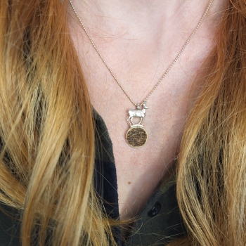 Kette mit Rehbock auf Dammwildscheibe